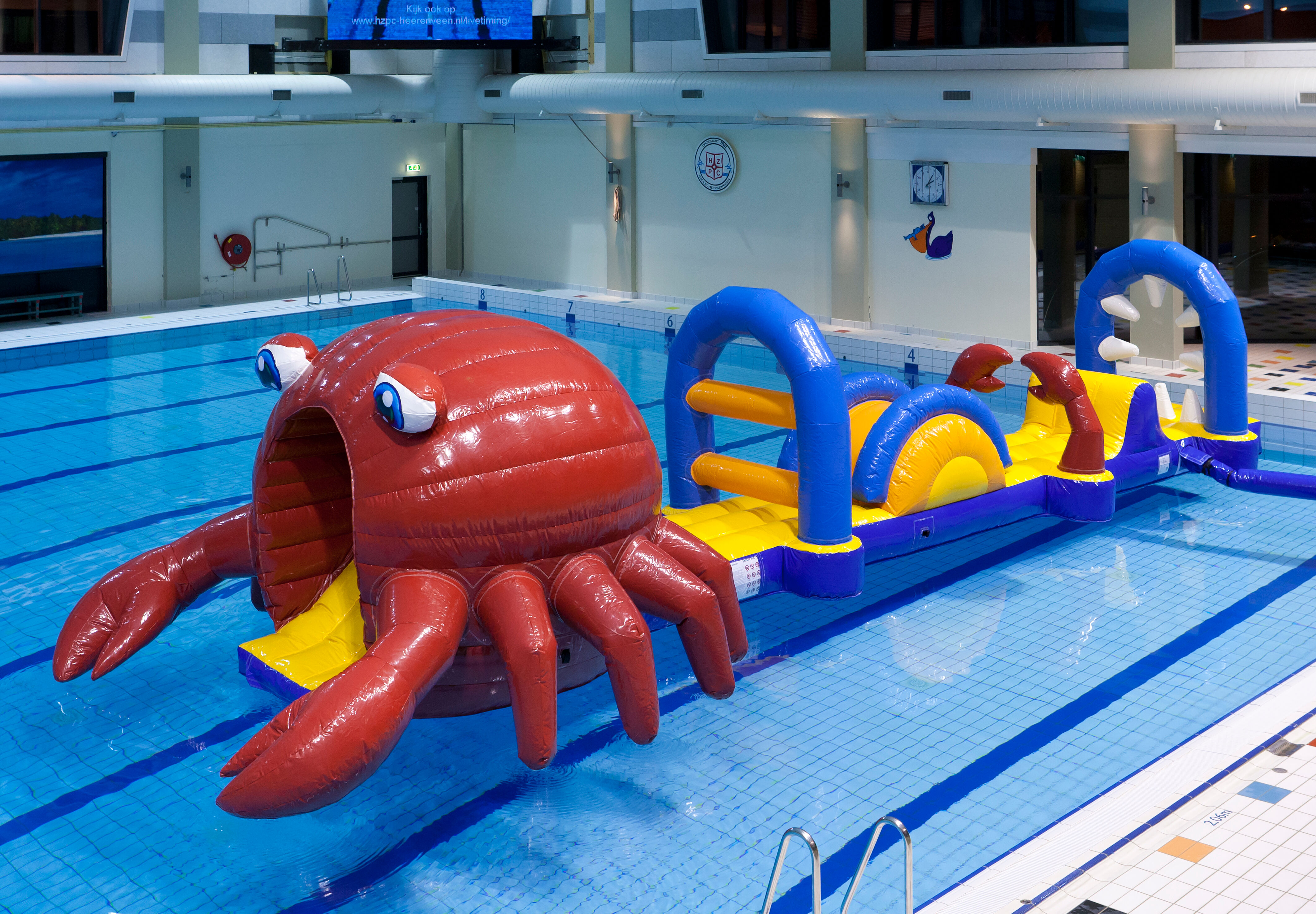Spectaculaire Obstakel Run in thema krab met uitdagende obstakel objecten bestellen voor zowel jong als oud. Koop opblaasbare zwembadspelen nu online bij JB Inflatables Nederland 