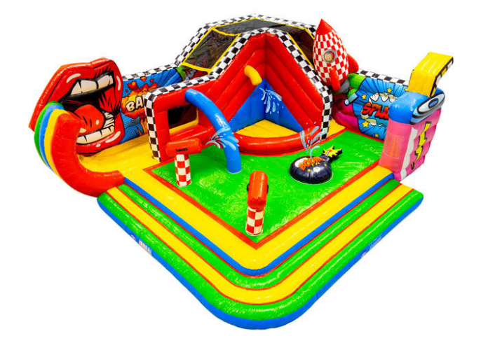 Grande parque aquático insuflável com cores vibrantes e personagens de desenhos animados