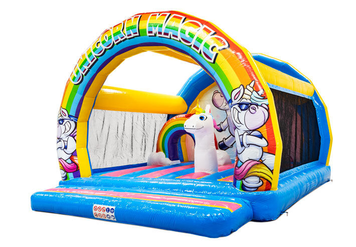 Allegro castello gonfiabile con unicorni e arcobaleno, perfetto per feste per bambini.