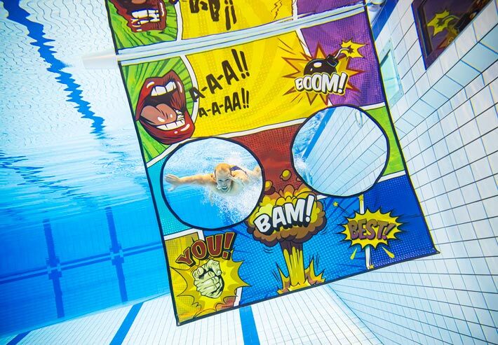 Foto van duikzeil in zwembad met comic thema