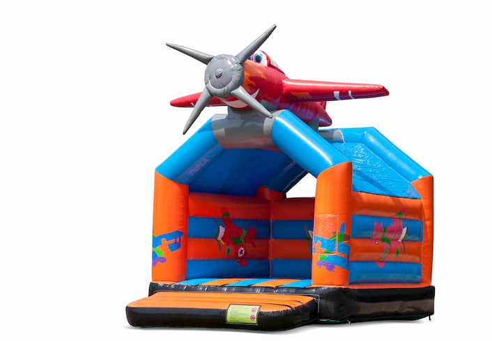 Acquista un saltarelli gonfiabili medio per aeroplani in colori sorprendenti con un grande oggetto 3D per bambini in cima. Acquista il castello gonfiabile medio online su JB Gonfiabili Italia