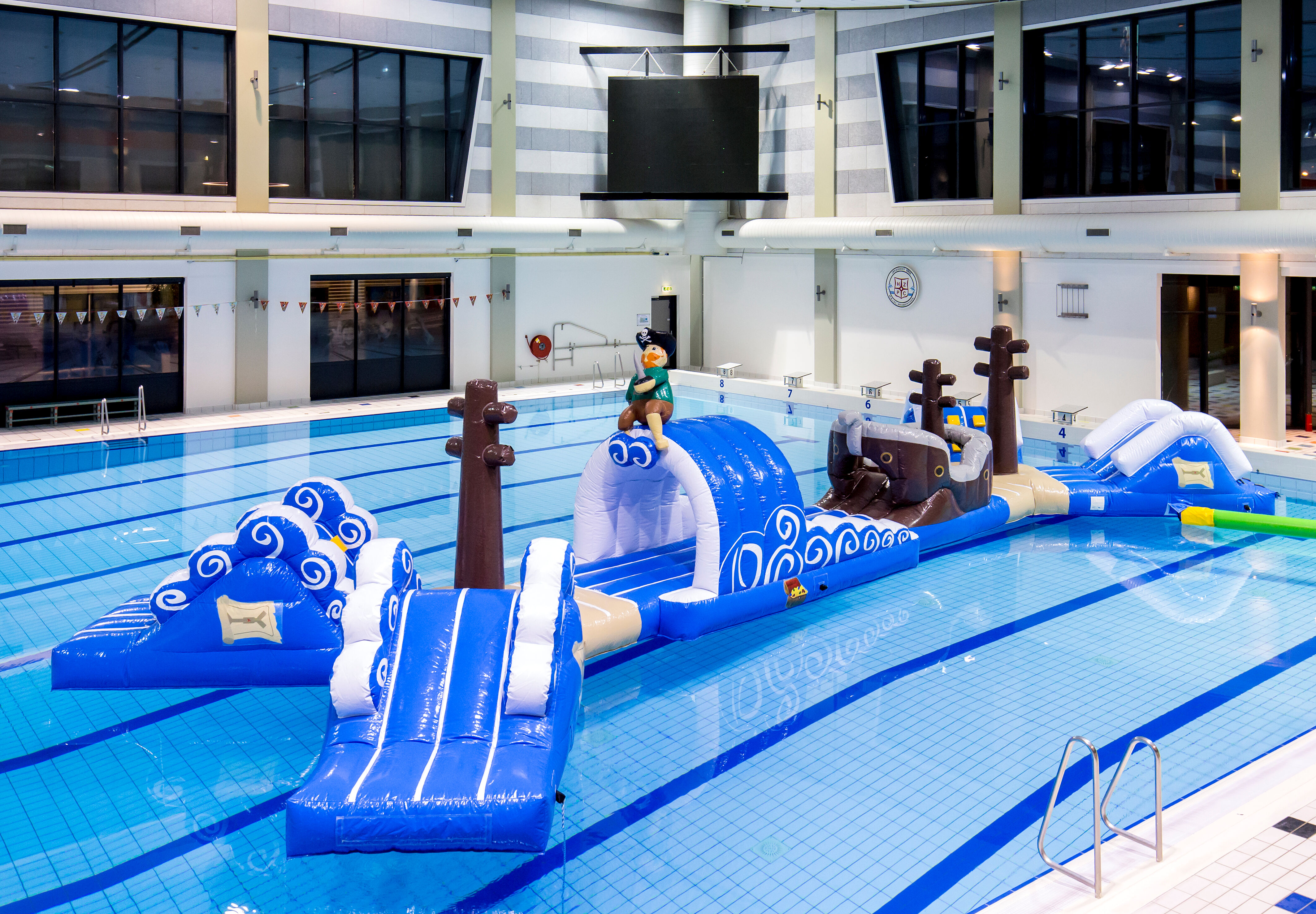 Bestel dubbele opblaasbare 16 meter lange piratenrun zwembad stormbaan in een uniek design met grappige 3D-objecten en maar liefst 2 glijbanen voor kids. Koop opblaasbare stormbanen nu online bij JB Inflatables Nederland
