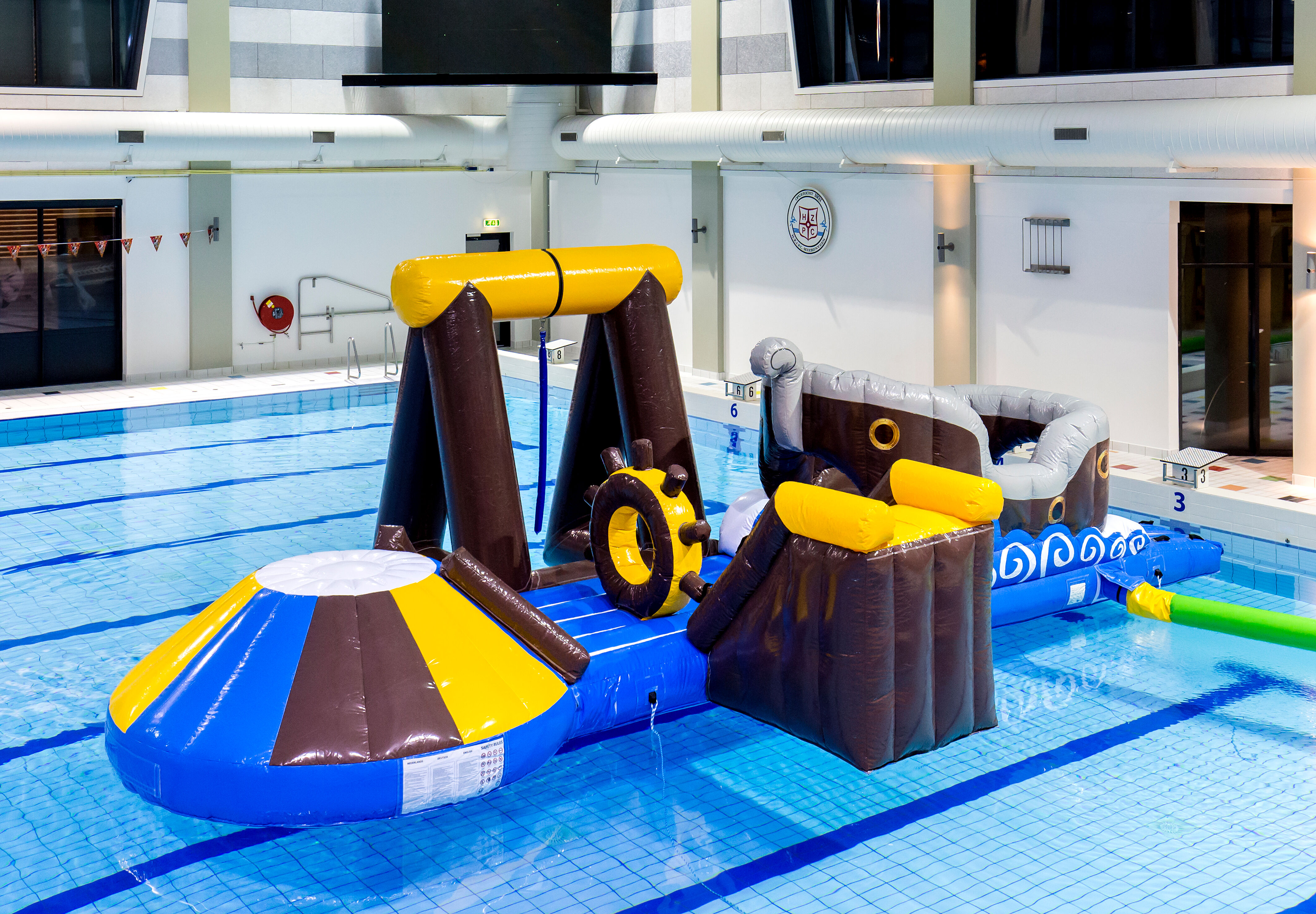 Unieke luchtdichte opblaasbare piraten speeleiland met een liaan, klimtoren ronde glijbaan en obstakels voor zowel jong als oud. Koop opblaasbare zwembadspelen nu online bij JB Inflatables Nederland 
