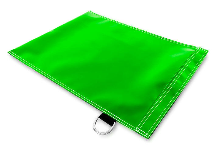 Zandzak groen op met vullen met zand om springkussens te verankeren