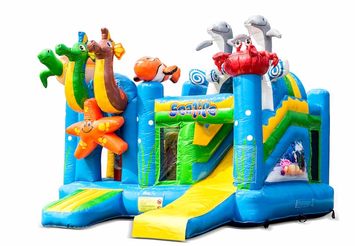 Overdekt opblaasbaar multiplay springkussen met glijbaan kopen in thema seaworld zee voor kinderen. Bestel opblaasbare springkussens online bij JB Inflatables Nederland