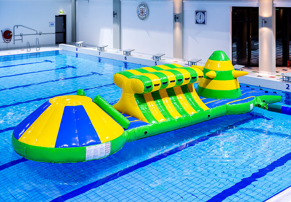 Koop opblaasbare adventure run groen/blauw 10m zwembad met uitdagende obstakel objecten en ronde slide voor zowel jong als oud. Koop opblaasbare zwembadspelen nu online bij JB Inflatables Nederland