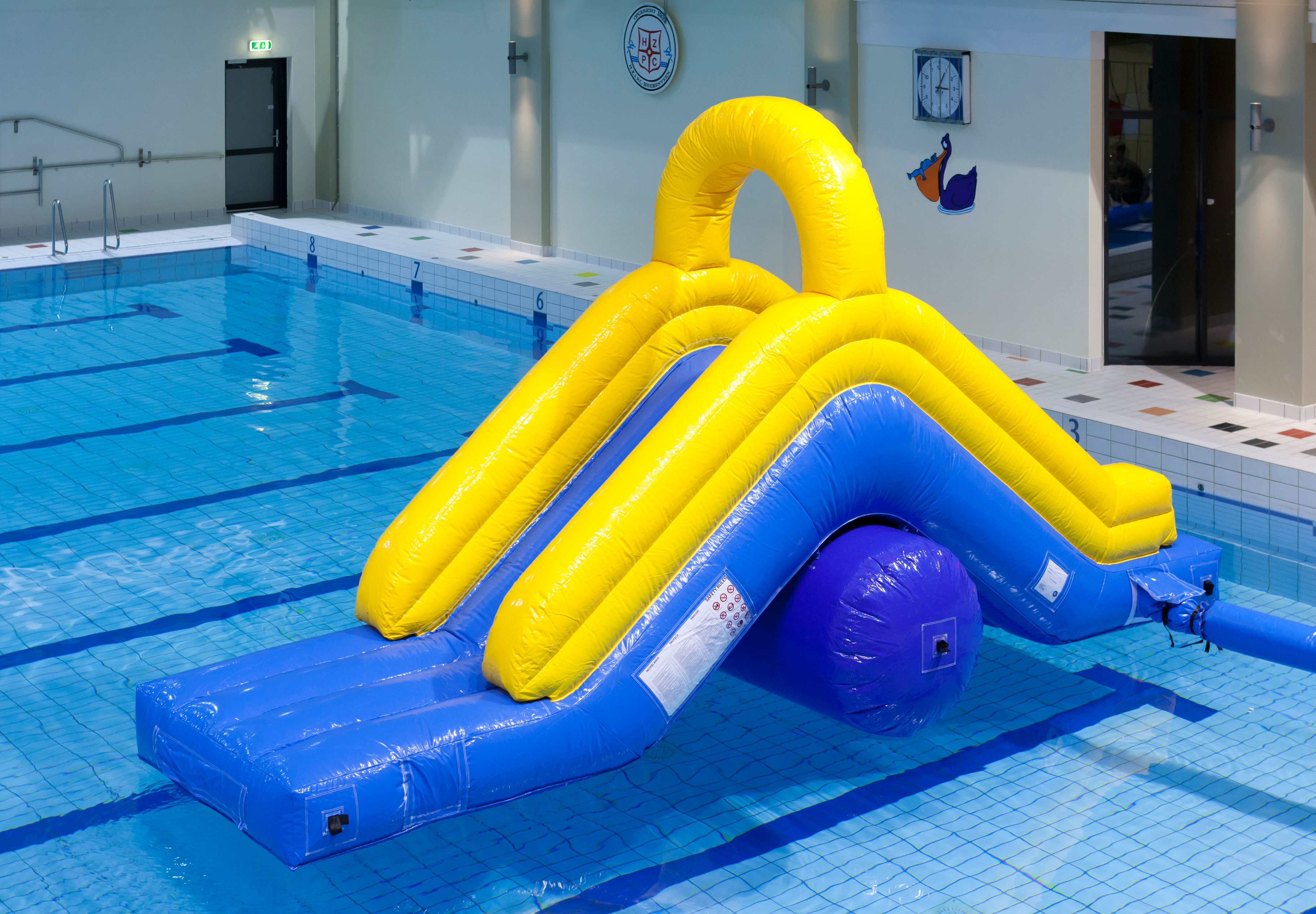 Aufblasbare luftdichte 6,5 meter lange und 3,5 meter hohe wasserrutsche für jung und alt. Kaufen sie aufblasbare poolspiele jetzt online bei JB-Hüpfburgen Deutschland