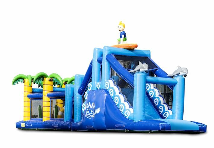 Bestel een 17 meter brede unieke stormbaan in surf thema met 7 spelelementen en kleurrijke objecten voor kinderen. Koop opblaasbare stormbanen nu online bij JB Inflatables Nederland