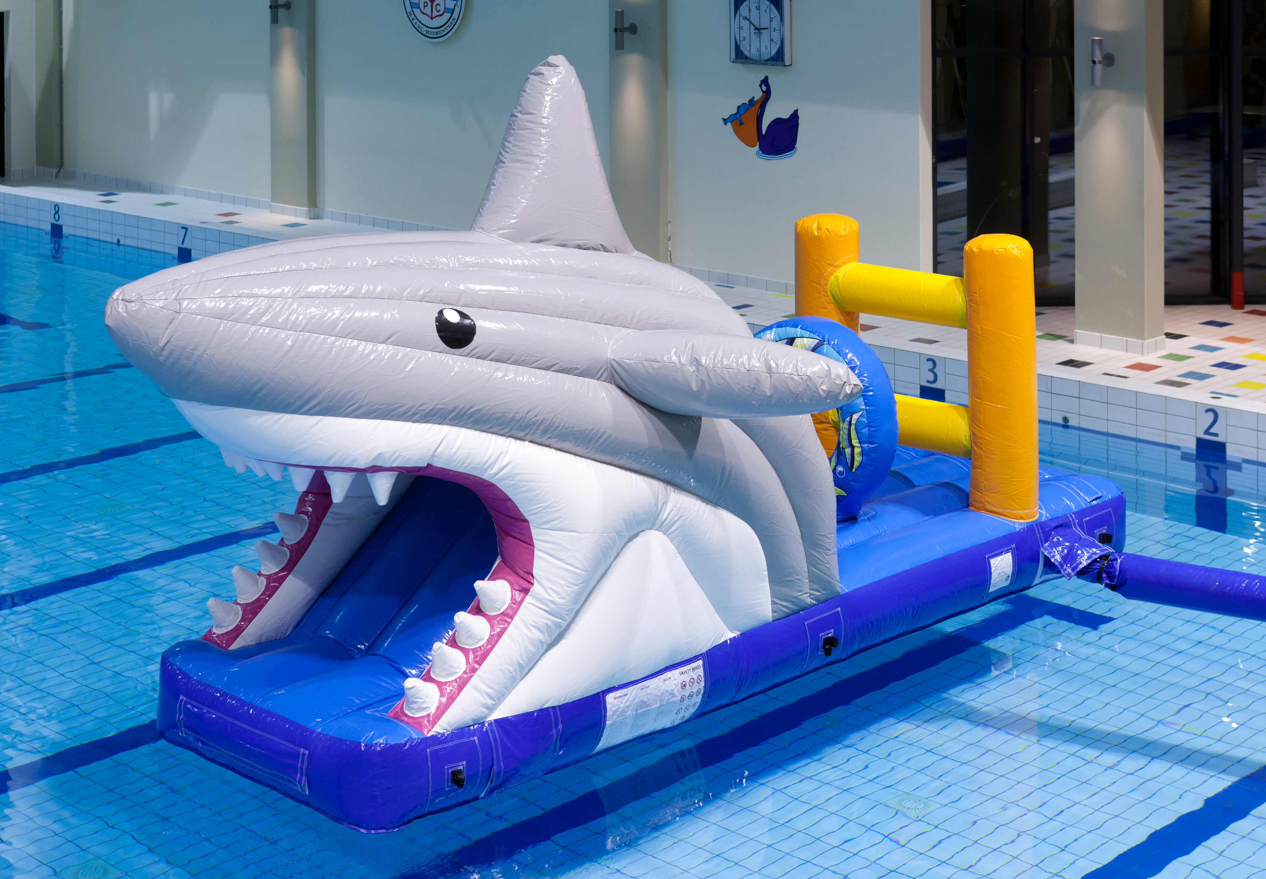 Opblaasbare luchtdichte zwembad glijbaan in thema haai bestellen voor zowel jong als oud. Koop opblaasbare zwembadspelen nu online bij JB Inflatables Nederland 