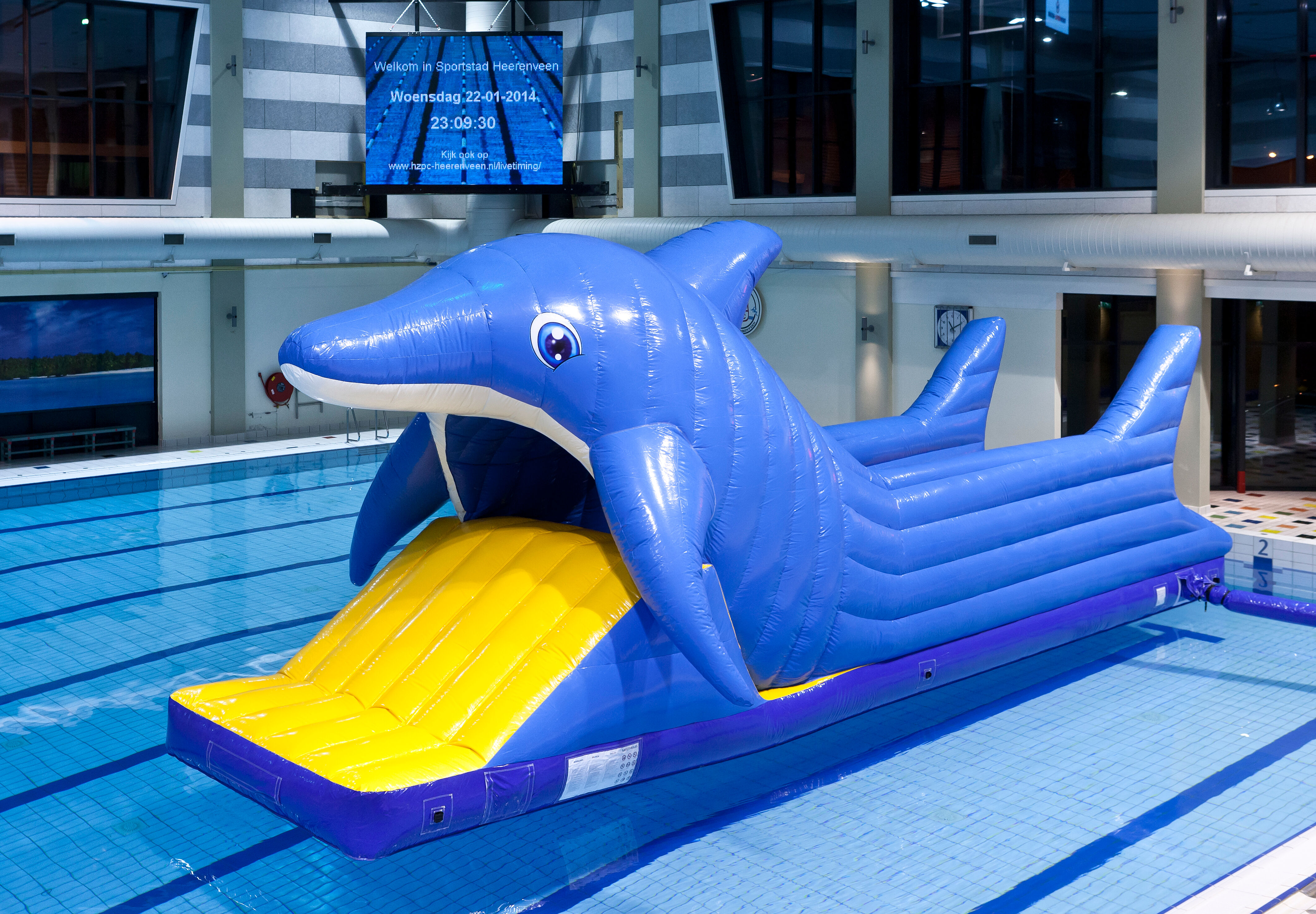 Unieke opblaasbare Obstakel Run in thema dolfijn met uitdagende obstakel objecten bestellen voor zowel jong als oud. Koop opblaasbare waterattracties nu online bij JB Inflatables Nederland 