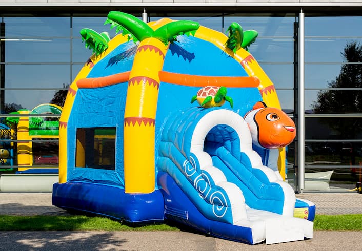 Opblaasbaar overdekt multiplay maxifun super springkasteel met glijbaan kopen in thema clownvis nemo seaworld voor kinderen