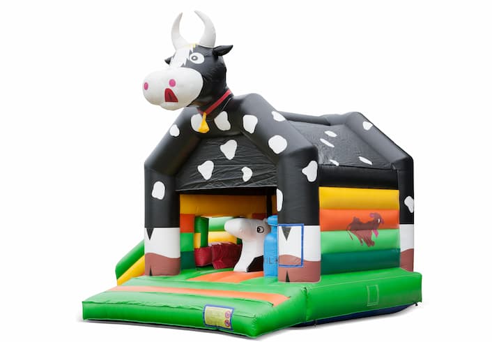 Opblaasbaar overdekt multiplay multifun springkussen met glijbaan kopen in thema koe voor kinderen. Bestel online springkastelen bij JB Inflatables Nederland