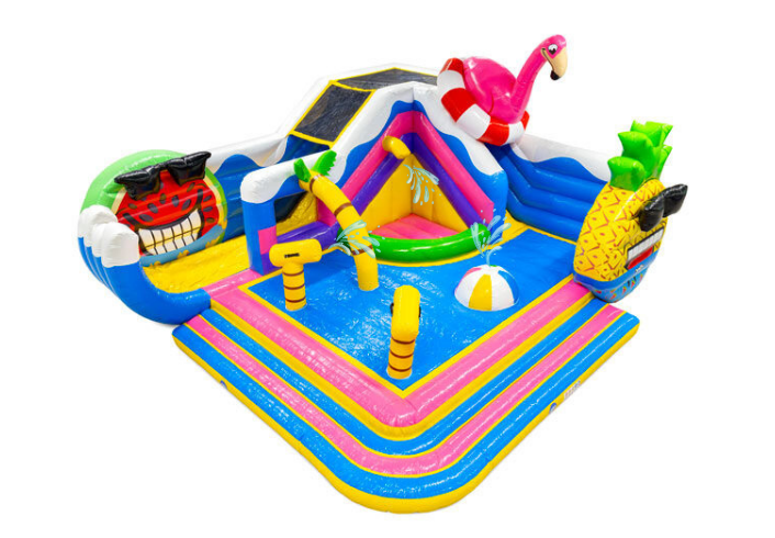 Wasserspielplatz mit mehreren Rutschen und Spritzbecken