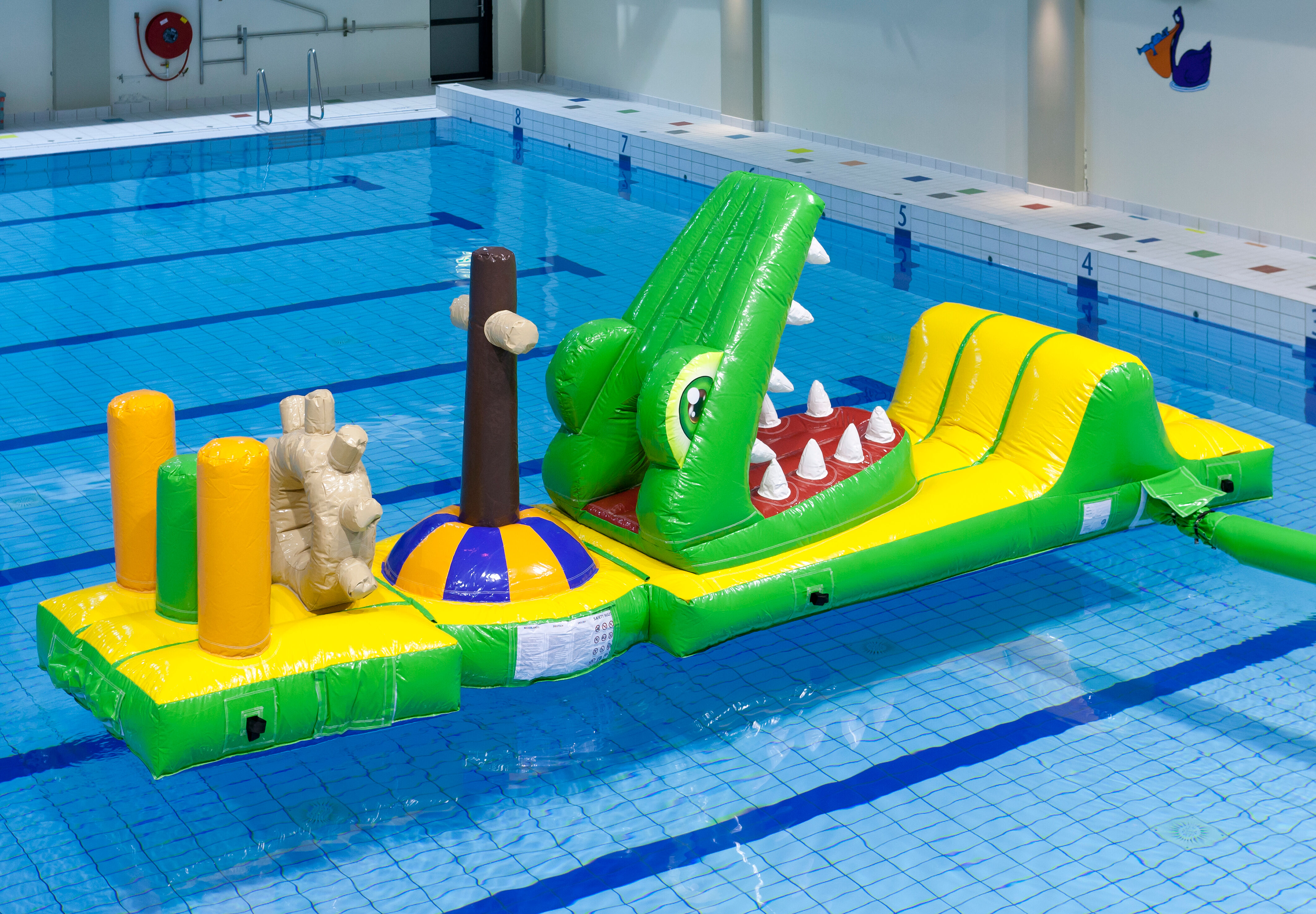 Bestel een opblaasbare luchtdichte stormbaan in krokodil thema met leuke 3D-objecten voor zowel jong als oud. Koop opblaasbare waterattracties nu online bij JB Inflatables Nederland 