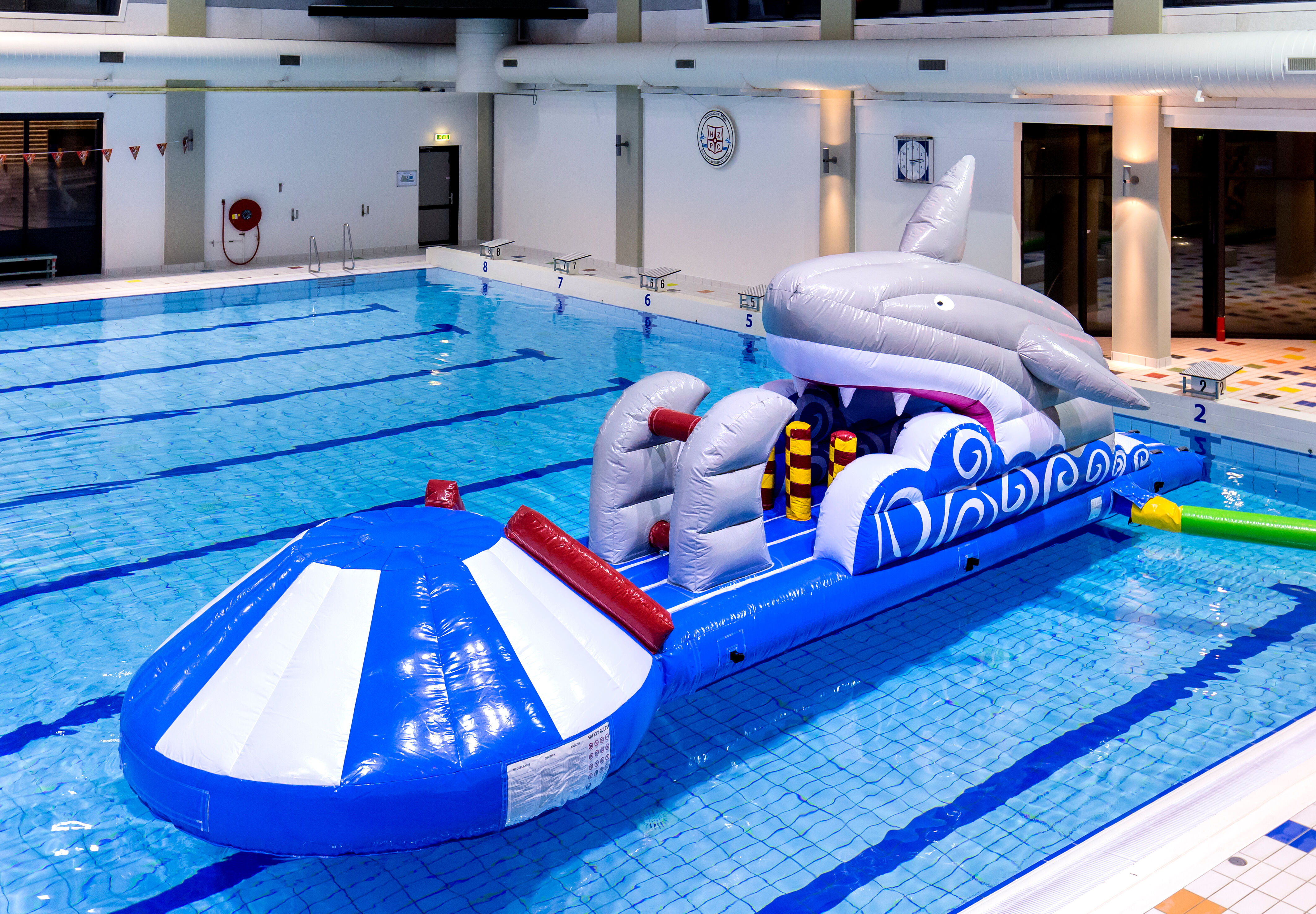 Bestel een opblaasbare glijbaan in haai thema voor zowel jong als oud. Koop opblaasbare waterattracties nu online bij JB Inflatables Nederland 