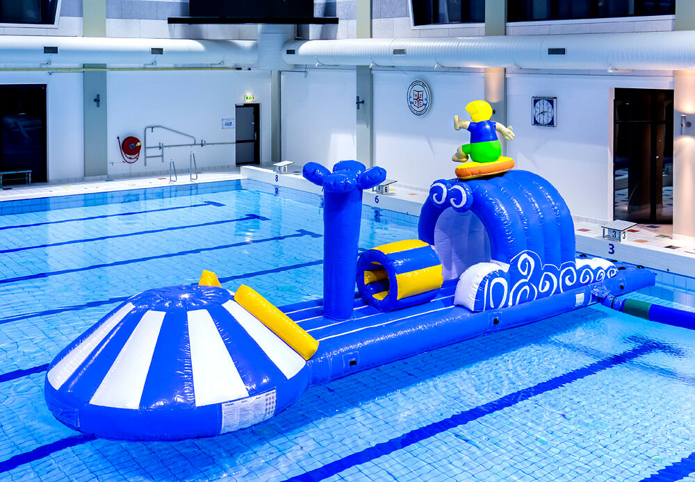 Encomende um escorrega insuflável com um tema de surf para jovens e idosos. Compre atrações aquáticas infláveis ​​online agora na JB Insuflaveis Portugal