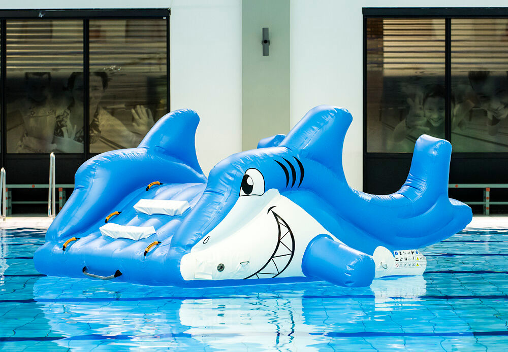 Unieke luchtdichte opblaasbare kleine glijbaan in thema haai bestellen voor zowel jong als oud. Koop opblaasbare zwembadspelen nu online bij JB Inflatables Nederland 