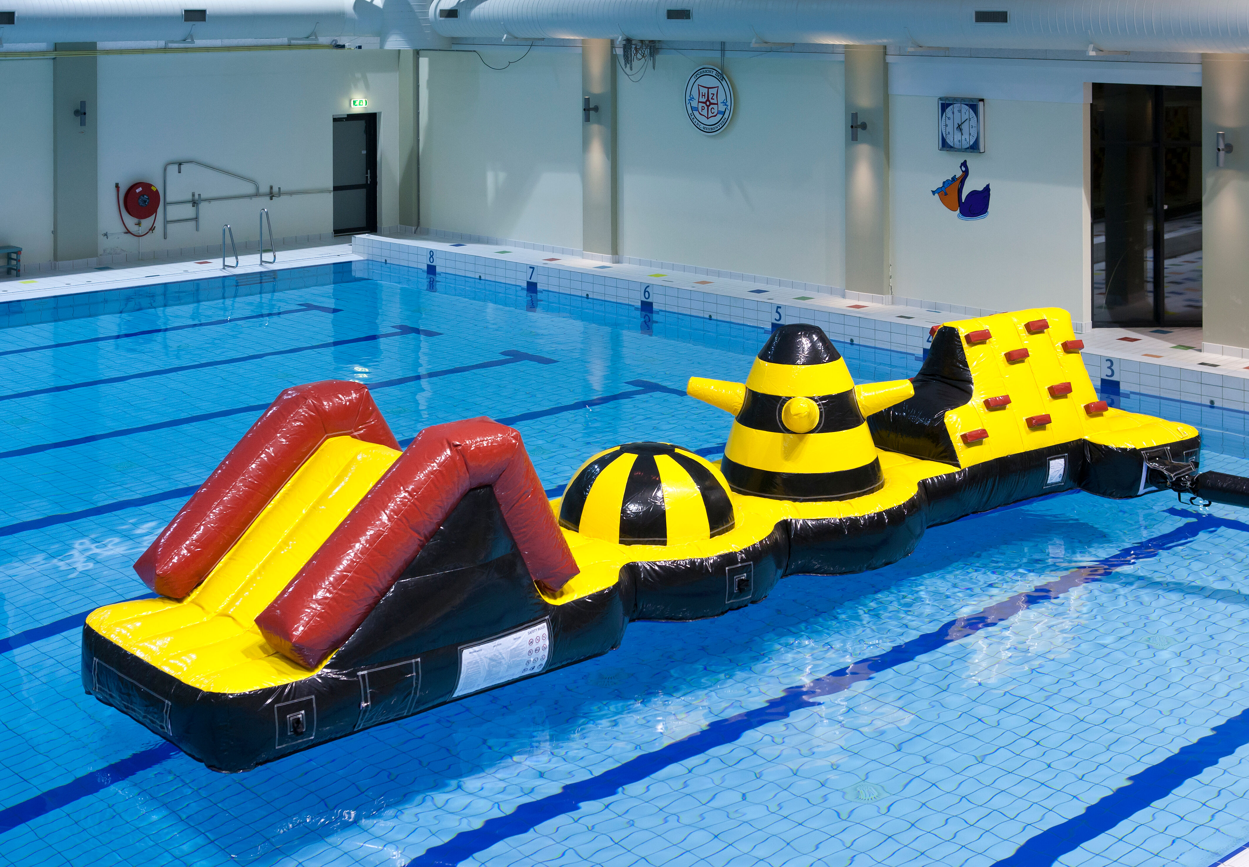 Piscina inflável de corrida de aventura com objetos desafiadores de obstáculos para jovens e idosos. Encomende jogos de sinuca infláveis ​​agora online na JB Insuflaveis Portugal