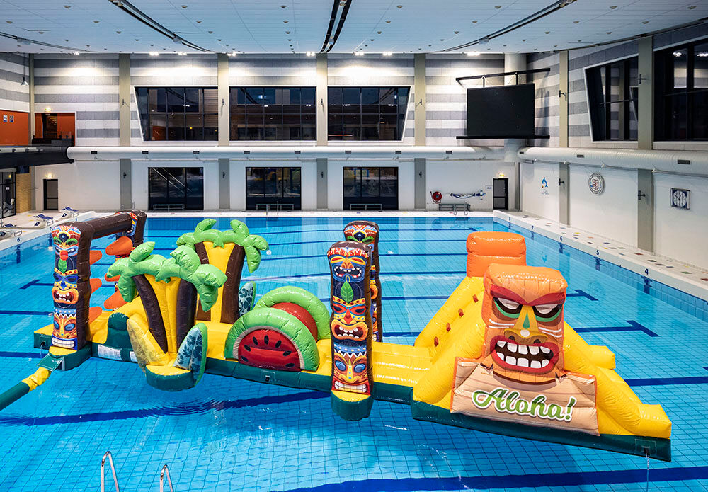 Bestel luchtdichte opblaabare 12 meter stormbaan in thema Tiki Aloha met felgekleurde 3D-objecten en Hawaïaanse prints kopen voor zowel jong als oud. Koop opblaasbare waterattracties nu online bij JB Inflatables Nederland 