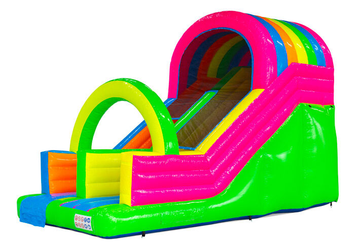 Fluor glijbaan met felgroene en roze tinten, opvallende attractie – bestel bij JB Inflatables