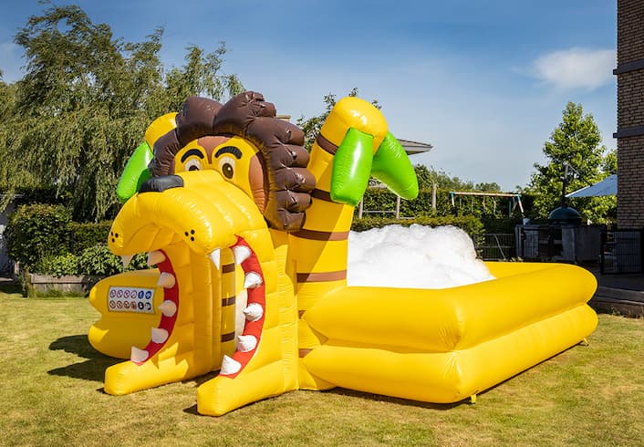Opblaasbare schuim bubble park in thema leeuw bestellen voor kids