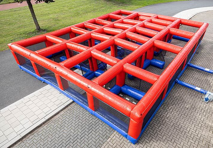 Groot verplaatsbaar doolhof in rood met blauw