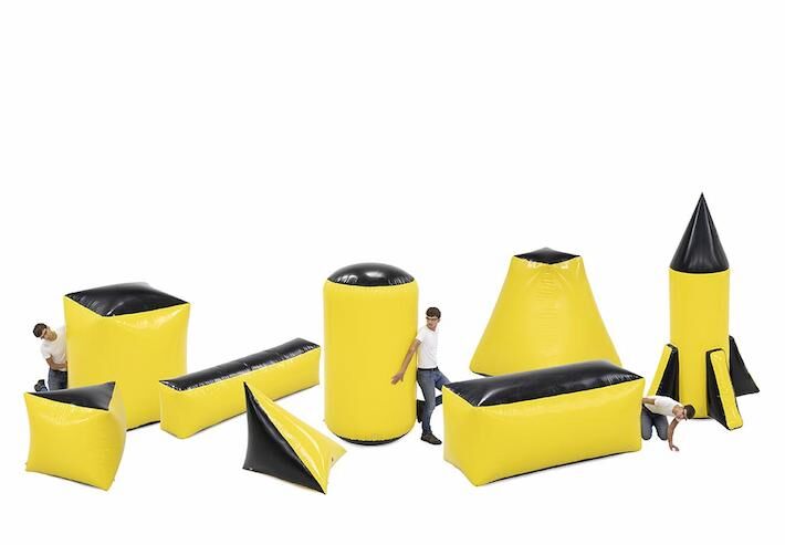 Ensemble d'obstacles de combat de 8 structures gonflables de couleur jaune pour petits et grands. Commandez des ensembles d'obstacles de combat gonflables maintenant en ligne chez JB Gonflables France