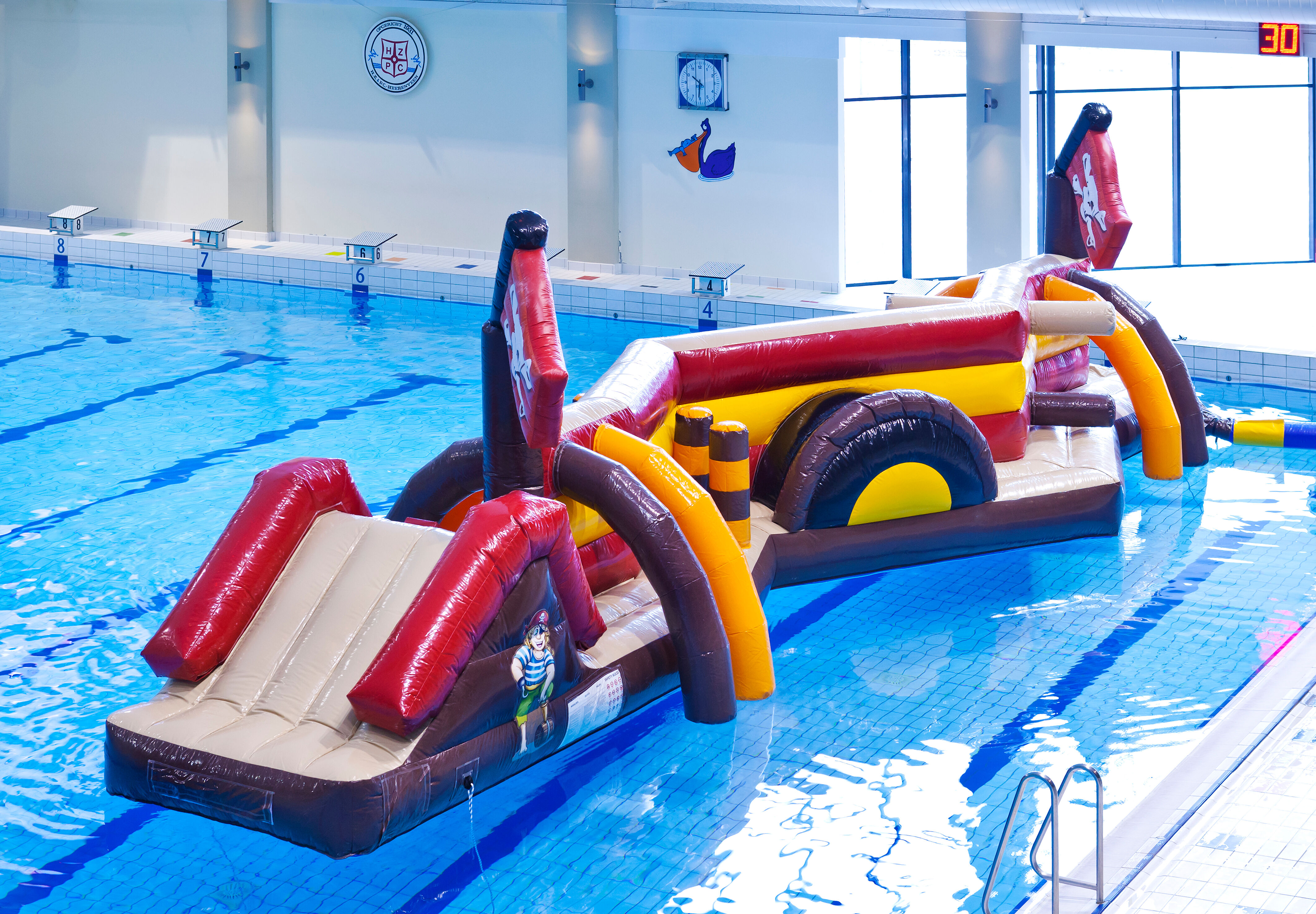Koop een dubbele opblaasbare Zig Zag stormbaan in thema piraat voor zowel jong als oud. Bestel opblaasbare waterattracties nu online bij JB Inflatables Nederland