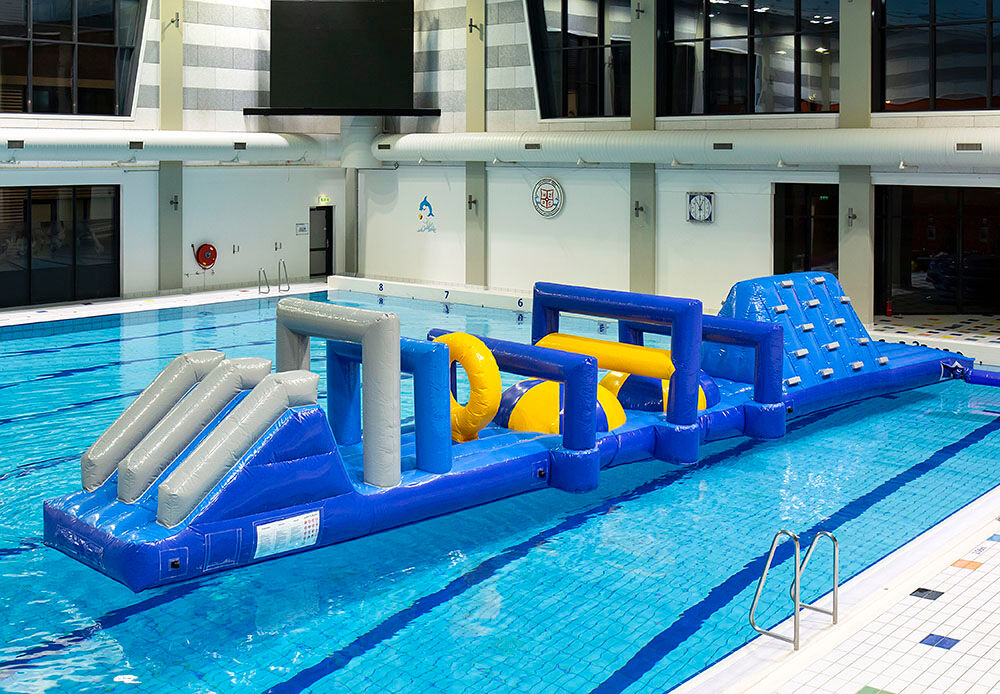 Dubbele Obstakel Run Marine XL stormbaan met dubbele klimwand en dubbele glijbaan voor zowel jong als oud bestellen. Koop opblaasbare zwembadstormbanen nu online bij JB Inflatables Nederland