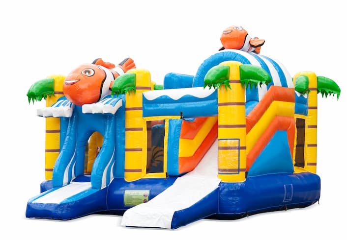 Springkussen in clownvis thema met glijbaan, leuke objecten op het springvlak en opvallende 3D objecten bestellen voor kinderen.  Koop opblaasbare springkussens online bij JB Inflatables Nederland