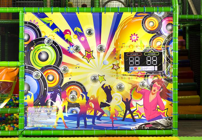 Disco-Themenwand mit interaktivem Scheinwerfer zum Spielen für Kinder. Auf einem Indoor-Spielplatz aufgestellt werden