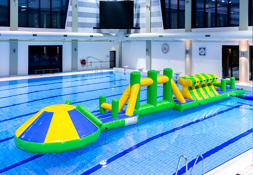 Bestel zwembad adventure run groen/blauw 16m met uitdagende obstakel objecten en ronde slide voor zowel jong als oud. Koop opblaasbare waterattracties nu online bij JB Inflatables Nederland