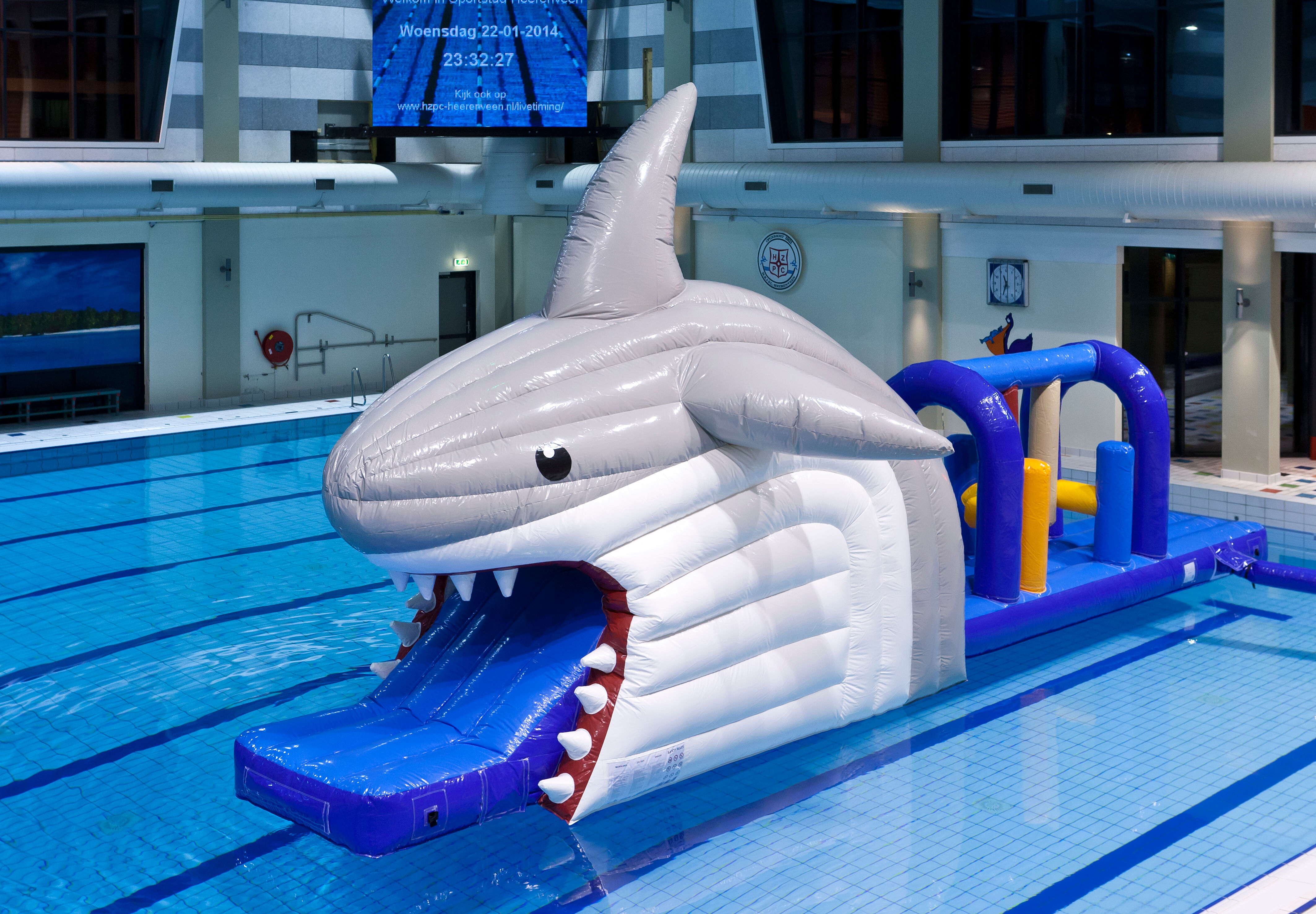Koop luchtdichte Obstakel Run in thema haai met uitdagende obstakel objecten voor kinderen. Bestel opblaasbare stormbanen nu online bij JB Inflatables Nederland 