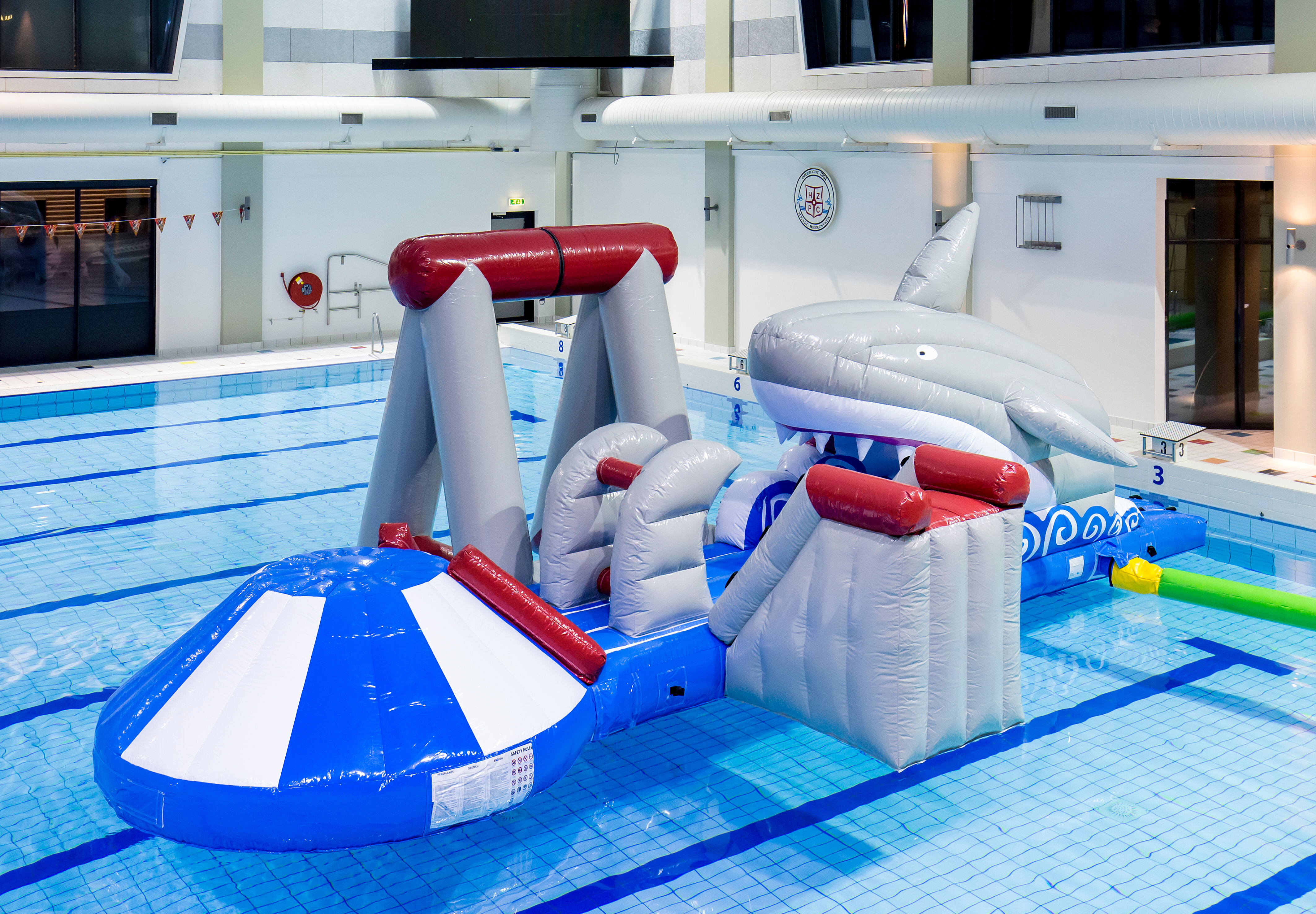 Bestel opblaasbare luchtdichte haai speeleiland met een liaan, klimtoren ronde glijbaan en obstakels voor zowel jong als oud. Koop opblaasbare waterattracties nu online bij JB Inflatables Nederland 