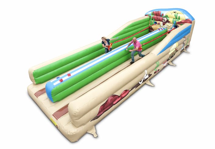 Opblaasbare Bungeerun kopen voor kids in thema western. Attractie voor zeskamp sport en spel dorpsfeest bij JB Inflatables