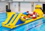 Toboggan du parcours d'obstacles de piscine sur le thème du canard de bain
