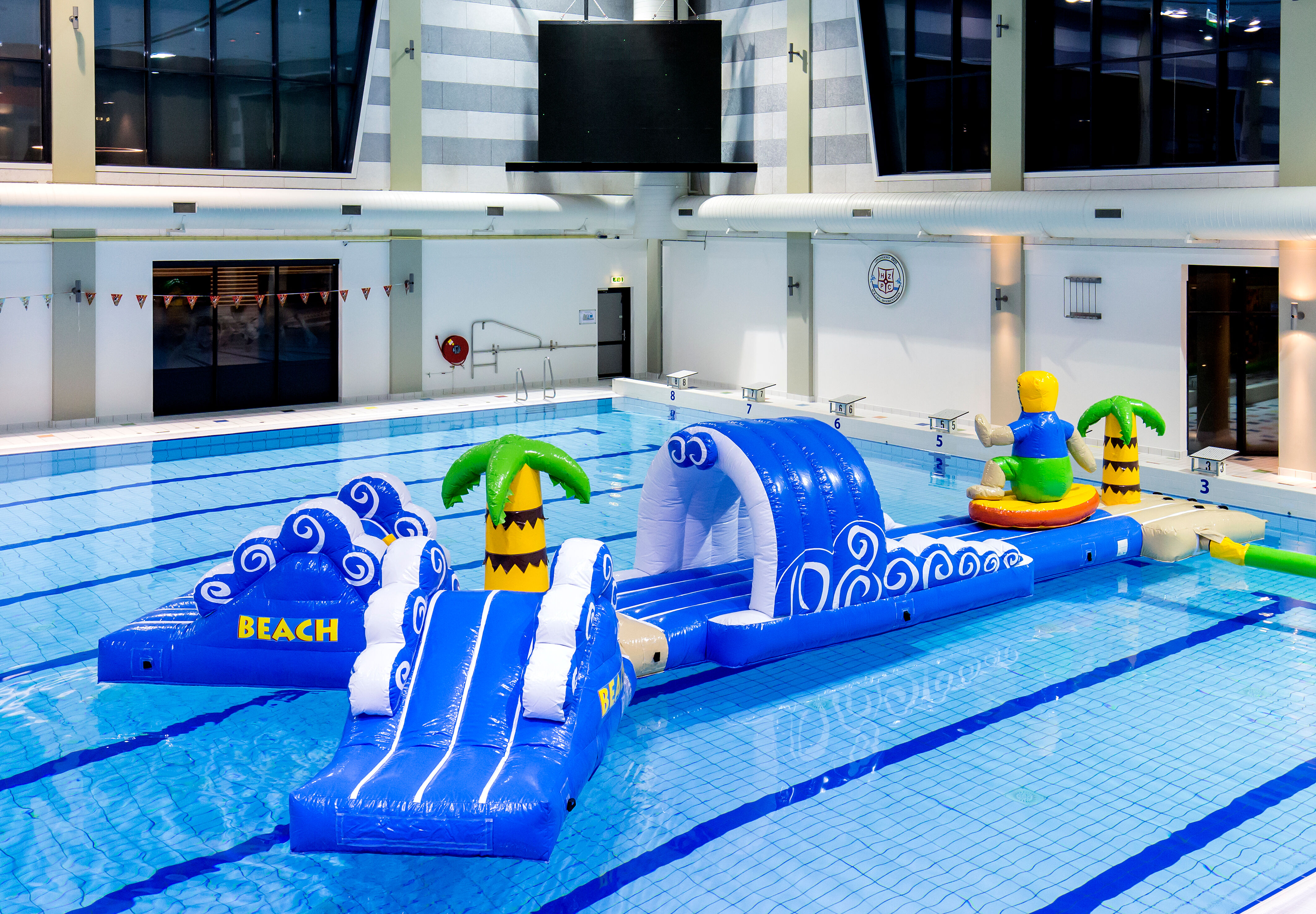 Do kupienia tor przeszkód i ślizgów z surferem do ustawienia na wodzie na basenie zewnętrznym lub wewnątrz aquaparku . Kup online od JB Dmuchance kolorowe tory wodne które wyróżnią twoją firmę.