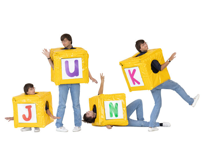 Fato insuflável amarelo em forma de letra, perfeito para eventos, jogos e ações promocionais. Disponível na JB-Insuflaveis.