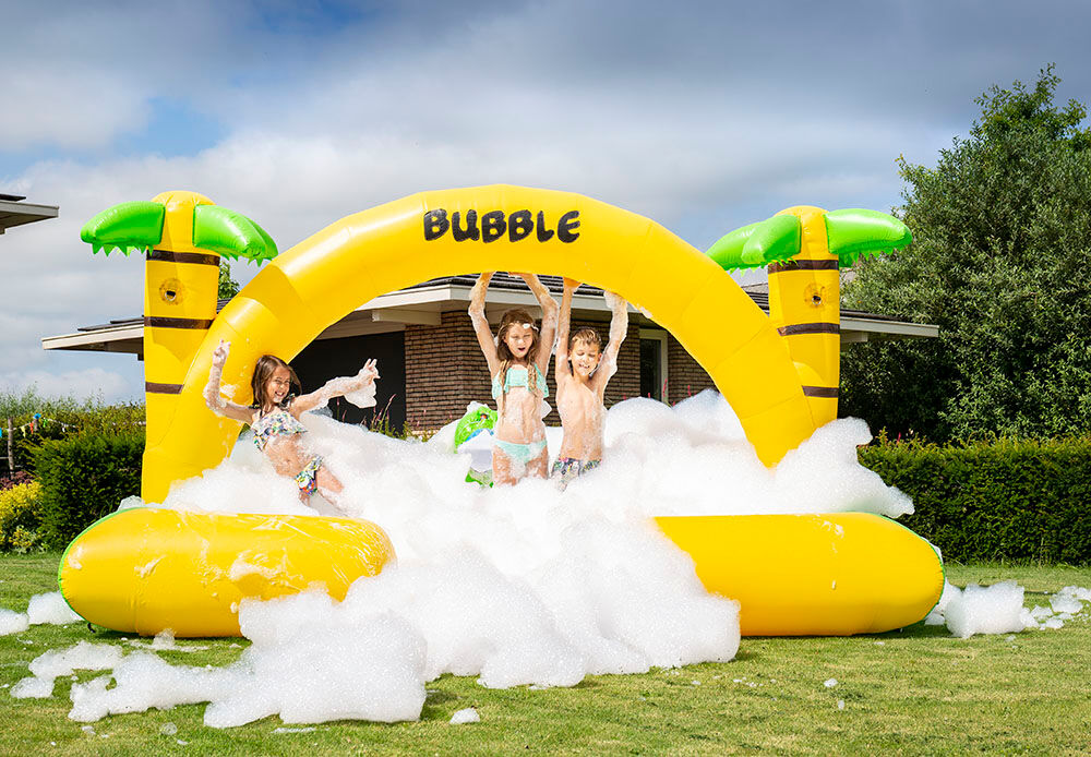 JB Bubbles opblaasbaar open springkussen met schuim bestellen in thema Jungle voor kinderen. Koop opblaasbare springkussens online bij JB Inflatables Nederland