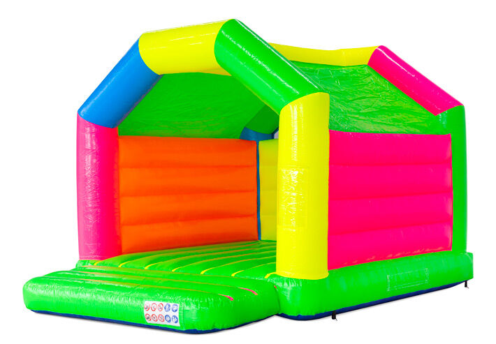 Castillo hinchable con techo en forma de A y colores neón – descúbrelo en JB-Hinchables.