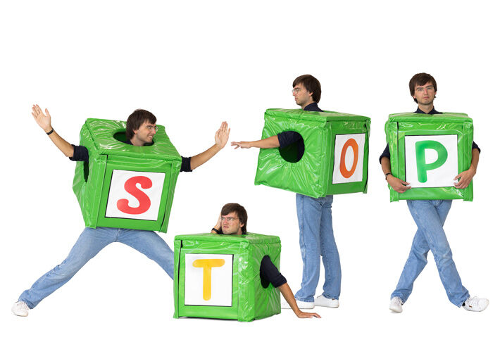 Fato insuflável verde em forma de letra, ideal para promoções, concursos e eventos. Disponível na JB-Insuflaveis.