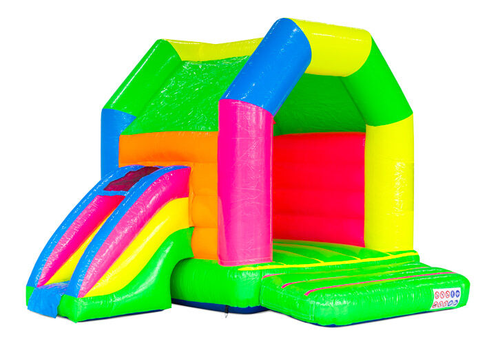 Opvallend springkussen met glijbaan in felle kleuren, ideaal voor verhuur – ontdek meer bij JB Inflatables