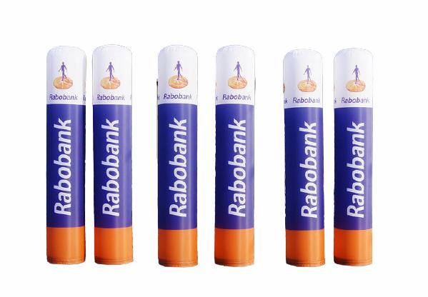 Op maat gemaakte pilaren in huisstijl van rabobank met logo