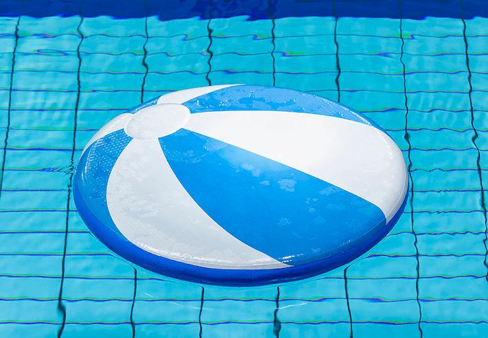 drijfmat strandbal in kleuren blauw wit voor in het zwembad kopen
