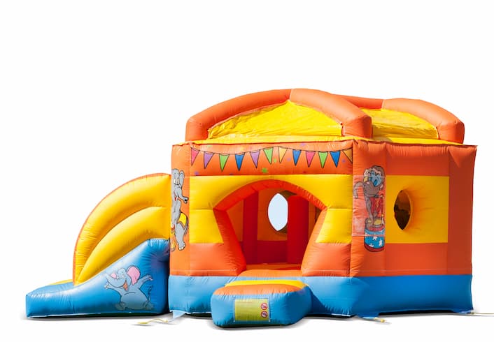 Klein overdekt opblaasbaar multiplay springkussen met glijbaan in thema vijfhoek circus voor kinderen