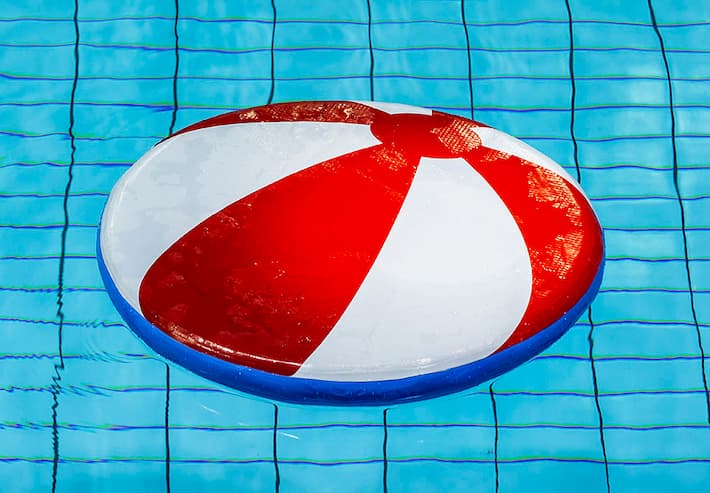 drijfmat strandbal in rood wit voor in het zwembad voor kinderen kopen
