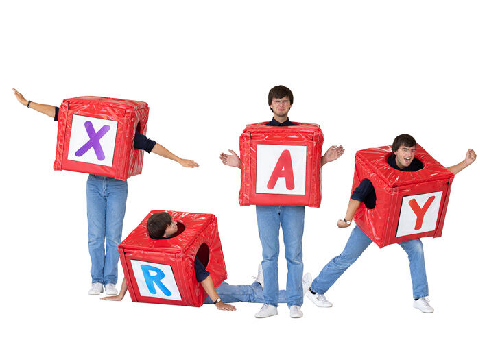 Stevig rood letterpak van JB Inflatables, geschikt voor entertainment, events en promotionele activiteiten.