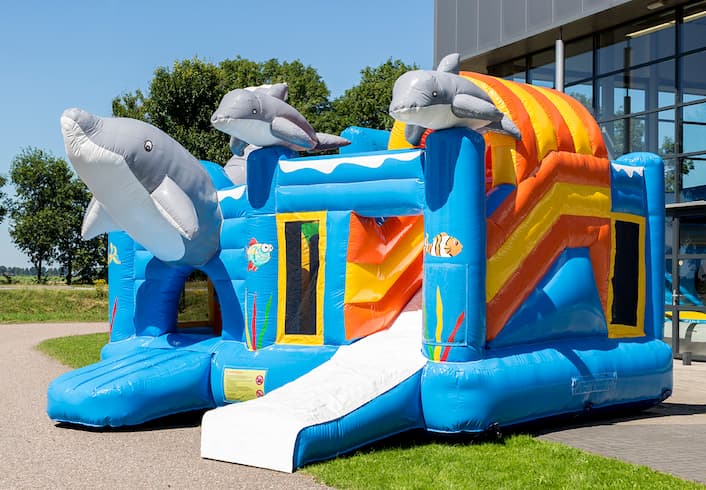 Opblaasbaar springkussen met glijbaan in dolfijn thema kopen voor kinderen