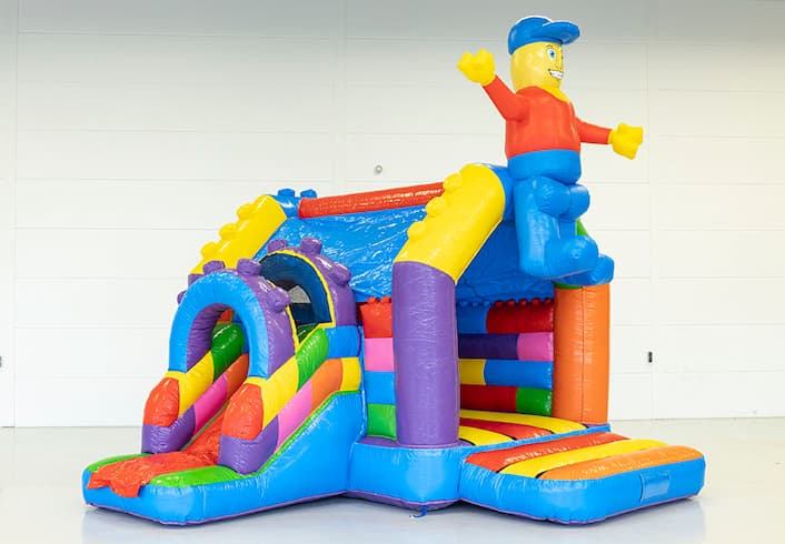 Opblaasbaar springkussen met glijbaan in lego thema kopen voor kinderen