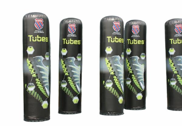 K Swiss opblaasbare pilaren in hun eigen huisstijl